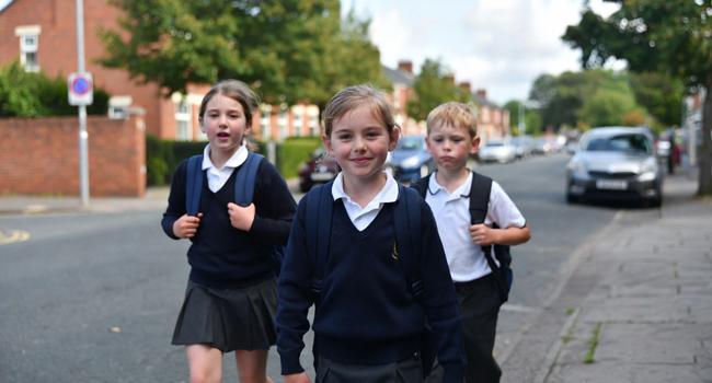 Sprachreisen Irland Straßenbild Schulkinder in Uniform auf dem Weg zur Schule