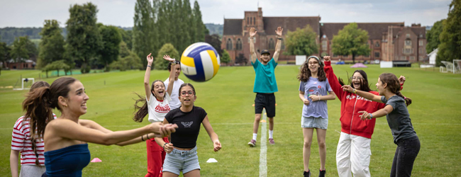 Volleyballspiel auf dem Gelände vor der LISA! Sprachschule in Ardingly Mehrere Schüler spielen Volleyball auf einem Rasen vor der Sprachschule in Ardingly
