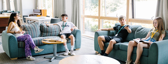 Pause während der LISA! Schülersprachreise in Ardingly Schüler sitzen auf Sofas in der Lounge der Sprachschule in Ardingly