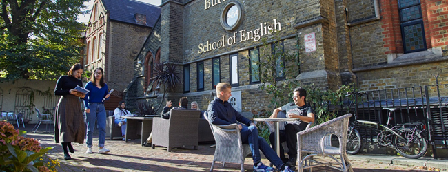 LISA-Sprachreisen-Schueler-Englisch-England-London-Burlington-Schule-Gebaeude-Kirche-Garten LISA-Sprachreisen-Schueler-Englisch-England-London-Burlington-Schule-Gebaeude-Kirche-Garten