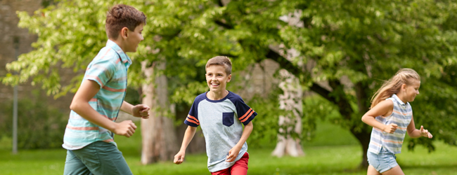 Freizeitspass bei einer Sprachreise für Schüler in Marlborough Drei Kinder spielen und rennen im Park bei einer LISA! Schülersprachreise in Marlborough