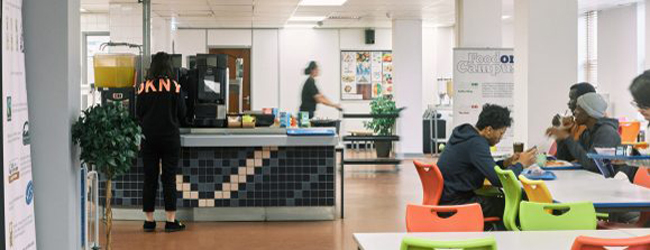 Schüler essen in der Cafeteria auf dem Campus der Portsmouth University