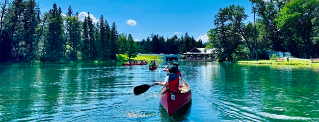 Schüler fahren Kanu auf einem See in Kanada während einer LISA! Sprachreise für Schüler in Calgary
