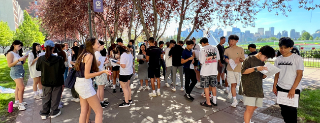 Garten der LISA! Sprachschule in Calgary Viele Jugendliche unterhalten sich vor der LISA! Sprachschule für Schüler mit Blick auf Calgary