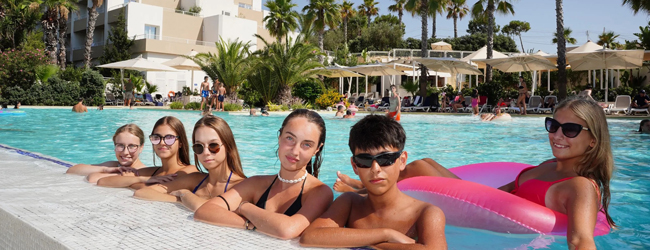 Poolspass in Salina Beach bei einer Sprachreise für Schüler auf Malta Schüler im Swimming Pool bei einer Schülersprachreise in Salina Beach