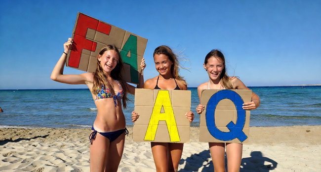 FAQ LISA! Sprachreisen Malta drei Mädchen am Strand in Malta halten Buchstaben F A Q in die Höhe. Drei Mädchen am Strand in Malta halten Buchstaben F A Q in die Höhe.