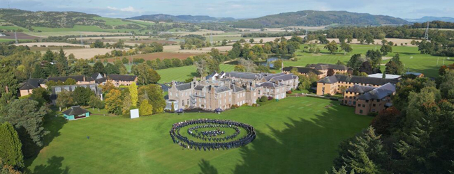 Blick auf das Gelände der Strathallan School in Schottland, wo die Schülersprachreisen im Sommer stattfinden