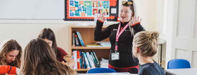 Eine Lehrerin erklärt im Englisch-Sprachunterricht in Perth ihren Schülern etwas