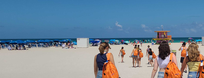 Schüler gehen an den Strand bei einer Schülersprachreise in Miami