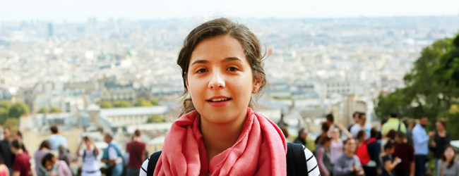 Schülerin steht in Montmatre bei einer LISA! Schülersprachreise in Paris Junges Mädchen genießt die Aussieht am Sacre Coeur in Montmatre bei einer Sprachreise für Schüler in Paris