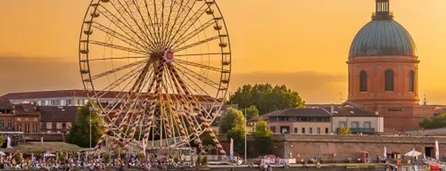 Riesenrad am Abend am Ufer der Garonne in Toulouse