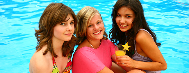 LISA-Sprachreisen-Schueler-Gruppen-Klassenfahrt-Malta-Englischkurs-Klasse-Gruppenreise-Maedchen-Pool-baden