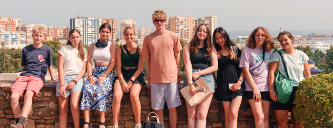 Schüler bei einer LISA! Schülersprachreise in Barcelona Jungen und Mädchen sitzen auf einer Mauer bei einer Schülersprachreise in Barcelona im Sommer