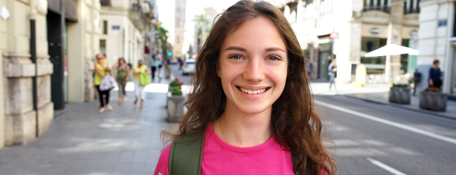 LISA-Sprachreisen-Schueler-Spanisch-Spanien-Barcelona-Spaziergang-Stadt-Karte-Maedchen