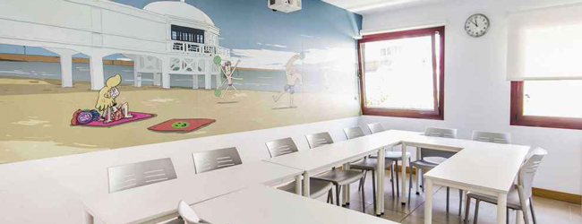 LISA-Sprachreisen-Schueler-Spanisch-Spanien-Cadiz-Sprachschule-Klassenraum-Unterricht-Wand-Malerei