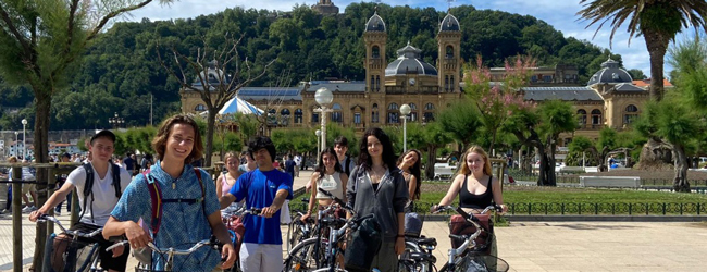 Eine Gruppe von Schülern mit Fahrrädern in San Sebastian bei einem Ausflug