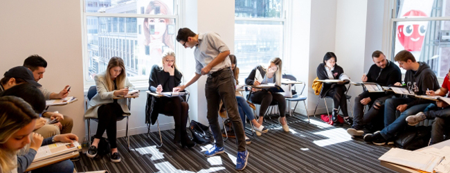 LISA-Sprachschule-Erwachsene-Englisch-USA-New-York-Times-Square-Sprachschule-Klassenzimmer LISA-Sprachschule-Erwachsene-Englisch-USA-New-York-Times-Square-Sprachschule-Klassenzimmer